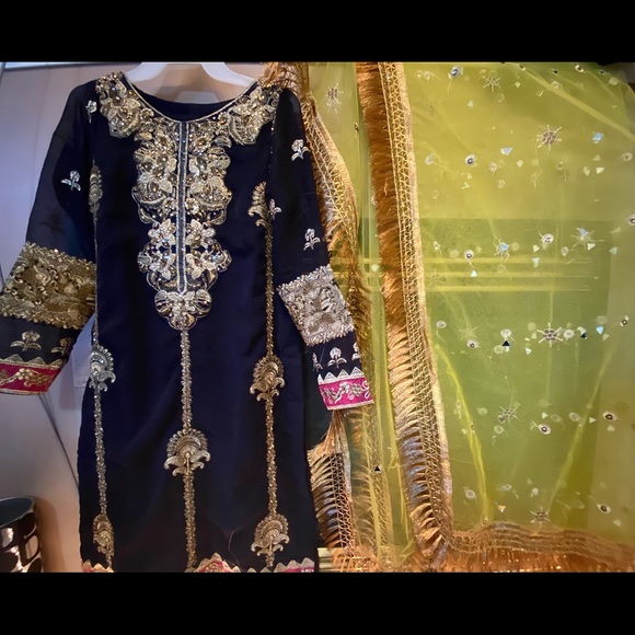 Pakistani shirt dupatta and pants - Picture 3 of 3